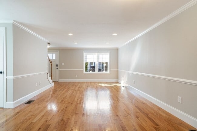 Building Photo - 220 White St