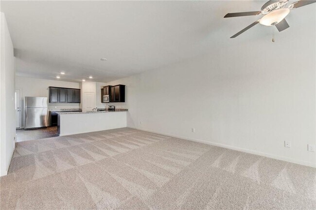 Building Photo - Beautiful 5 Bed 2.5 Bath Home!