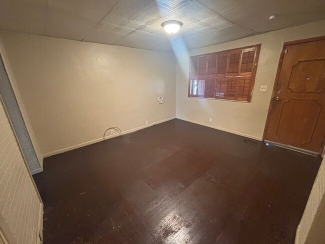 Building Photo - Sweet Single Story Swissvale Living!