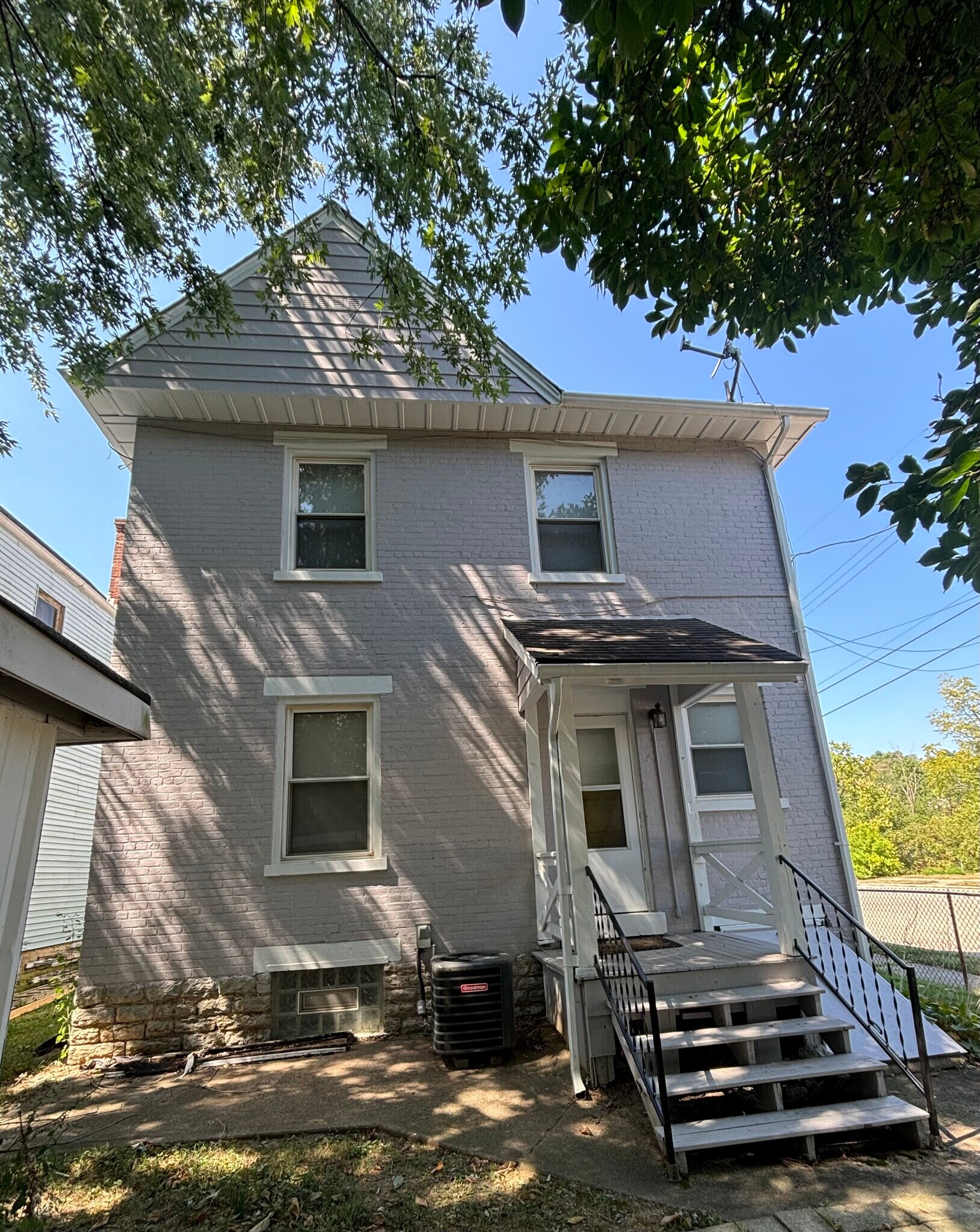 The private entrance is located in the back of the building. - 4822 Oak St