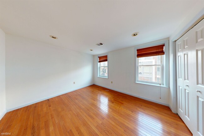 Building Photo - 1 br, 1 bath Triplex - 2122 RACE ST Unit C