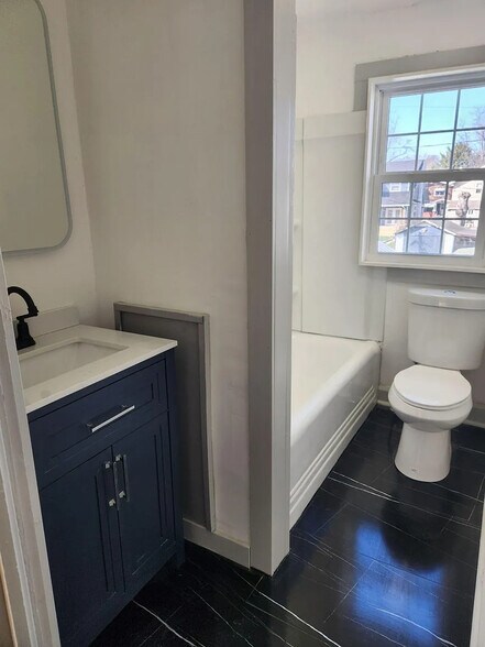 Building Photo - 302 Everett Ave