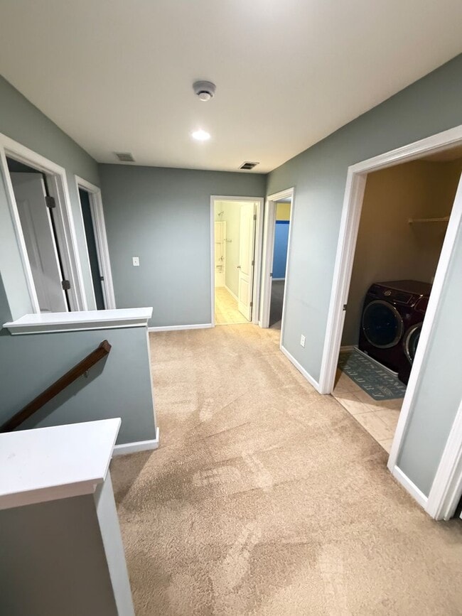 Building Photo - Expansive 5-Bedroom, 3-Story Home in Desirable Harrisburg Neighborhood