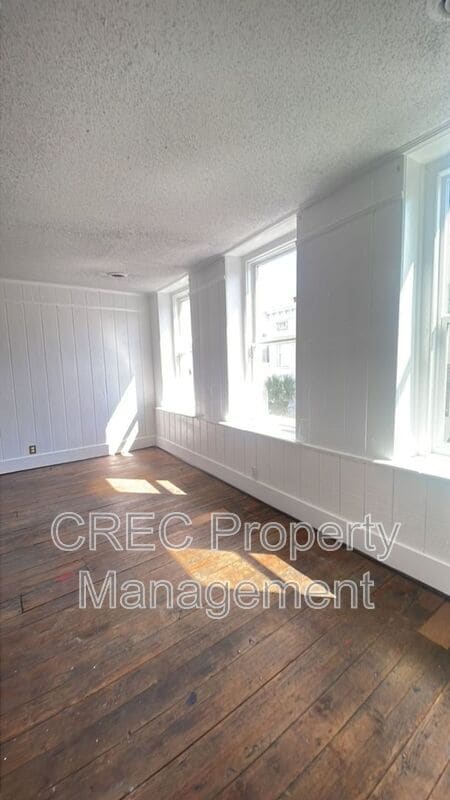 Building Photo - 293 King St