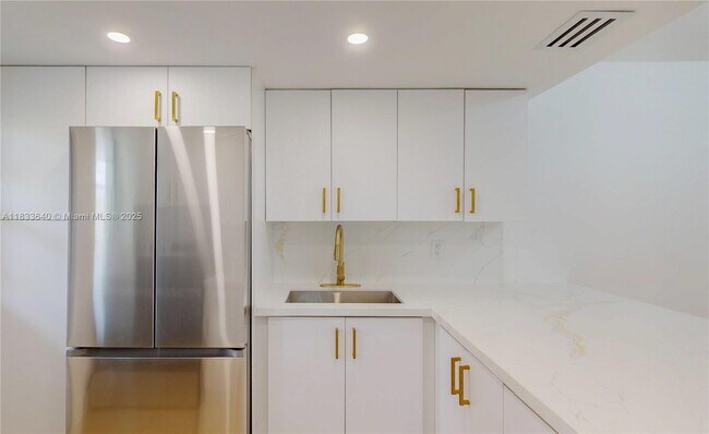Building Photo - 1333 E Hallandale Beach Blvd