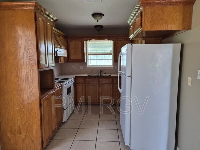 Building Photo - 8314 N Val Verde Rd