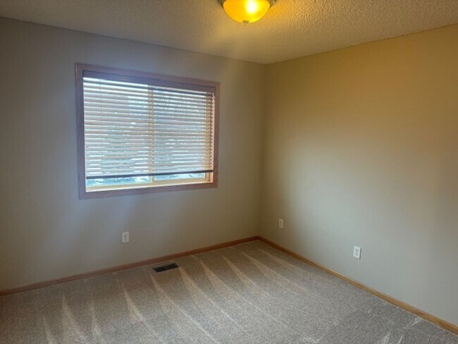 Building Photo - Gorgeous 6 Bed/3 Bath/3 Garage SFH with Screened in Porch, and Firepit in Minnetrista!