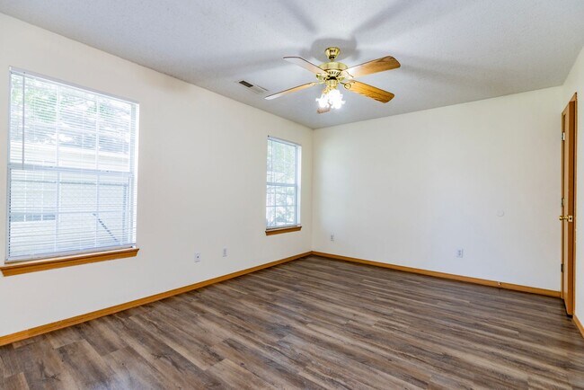 Building Photo - 1502 Cresent St