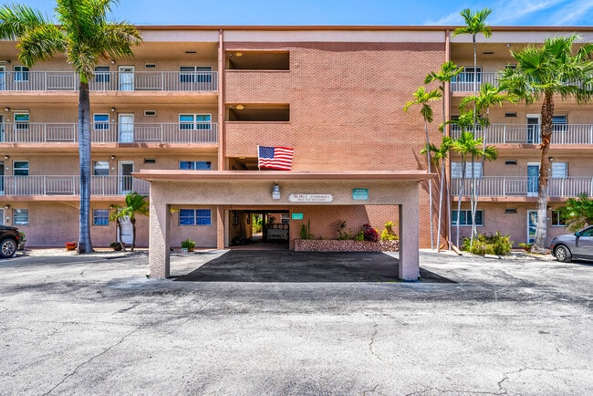 Building Photo - 2615 NE 1st Ct