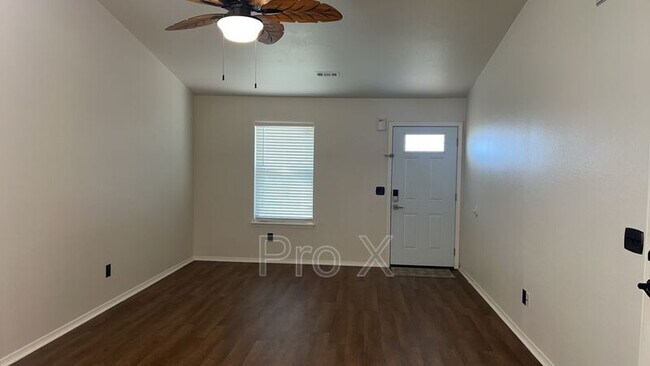 Building Photo - 1209 W Bishop Dr