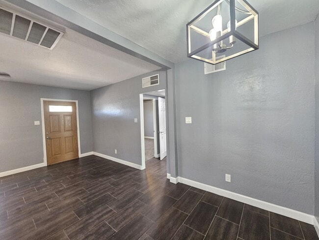 Building Photo - Charming Home 3 bedrooms 1 bath Large Yard.