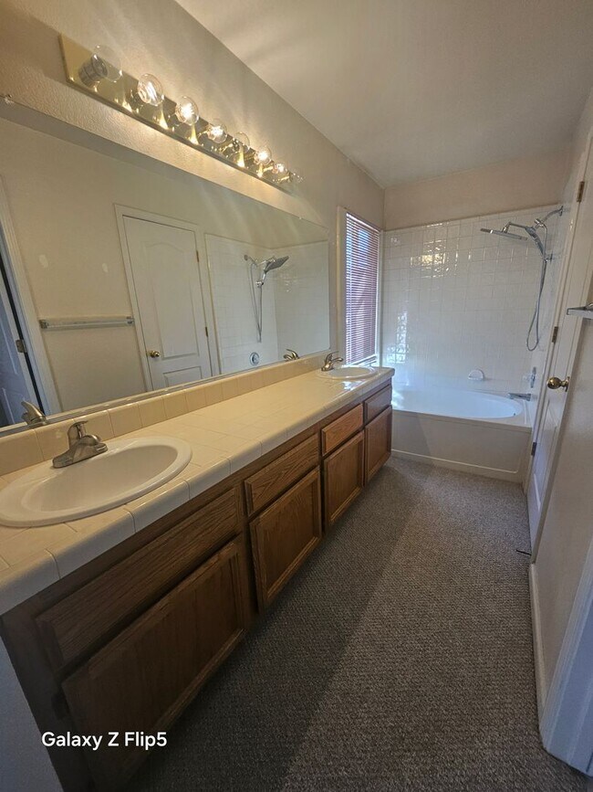 Building Photo - 4 BD 2 BATH HOME IN A GREAT NEIGHBORHOOD