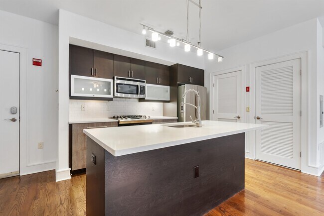 Building Photo - 635 6th St