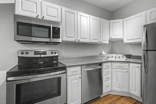 Building Photo - Adorable Studio in 1909 Building! Heart of Capitol Hill