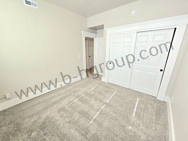 Building Photo - 715 57th St