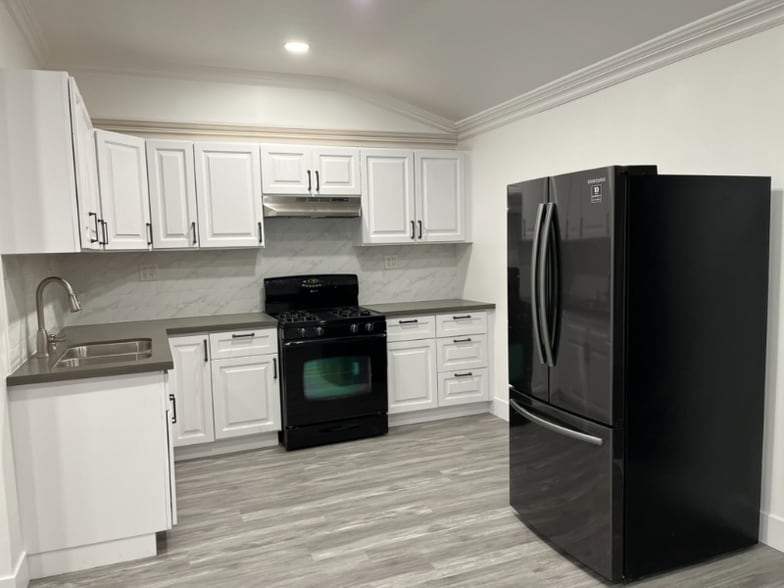 Primary Photo - 452 N Alexander St