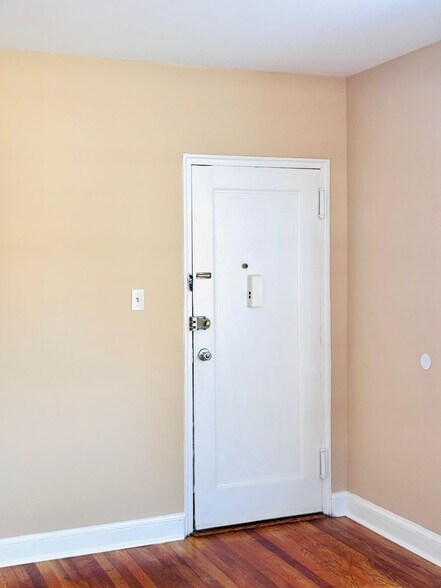 Building Photo - 8805 Plymouth St