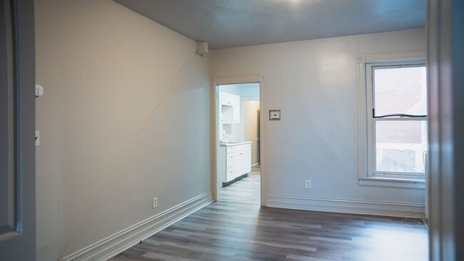 Building Photo - 903 1/2 W Allen Street