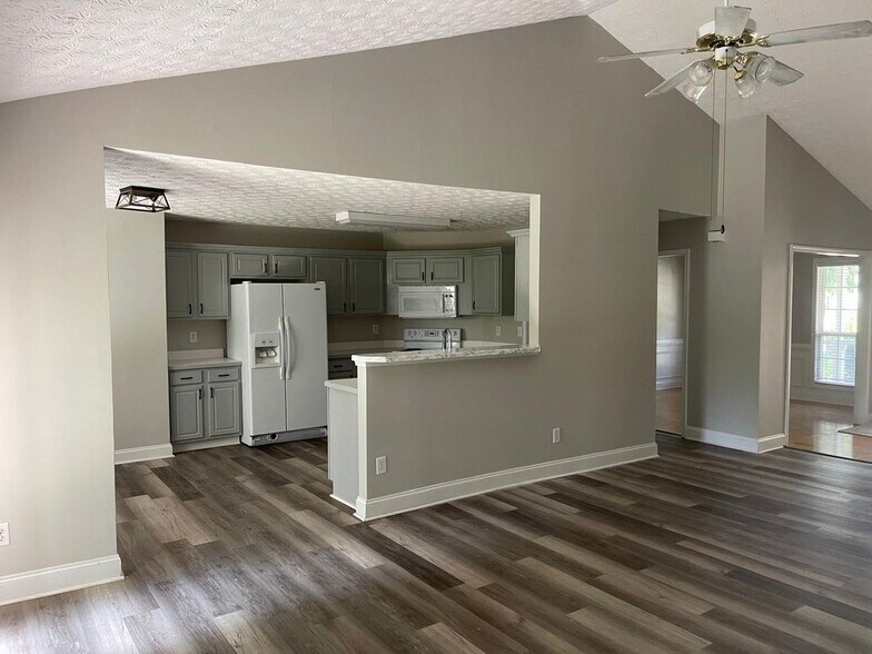 Building Photo - 3028 Express Ln NE