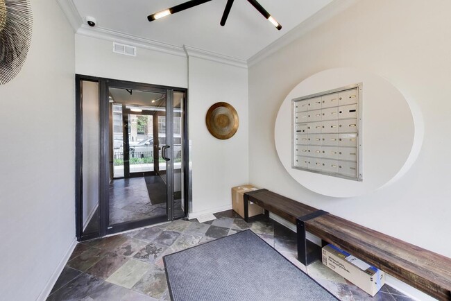Building Photo - 815 N Marshfield Ave