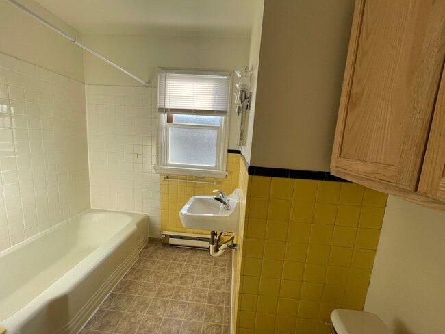 Building Photo - Cozy three bedroom home