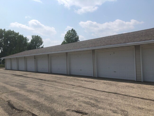 Building Photo - Parkside Village Apartment Homes in Mayville, WI