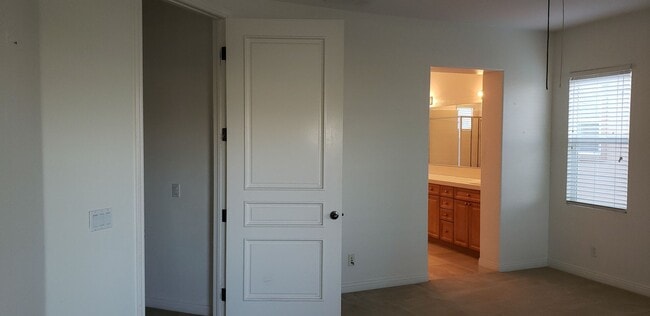 Building Photo - 70 Vía De La Valle