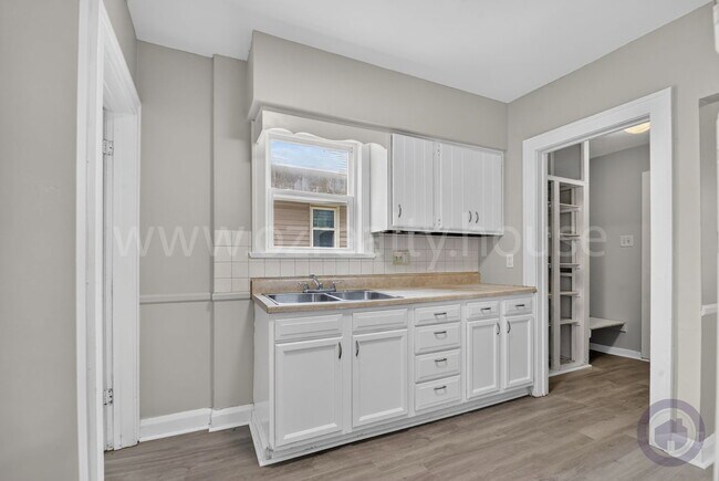 Building Photo - 2034 Berkshire Pl
