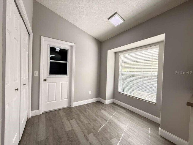 Building Photo - 951 Vindale Rd