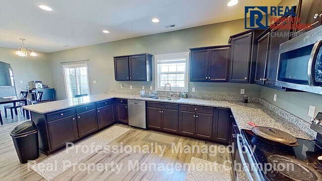 Building Photo - Gorgeous 4 BD/3.5 BA Executive Home w/Spacious Fenced Yard