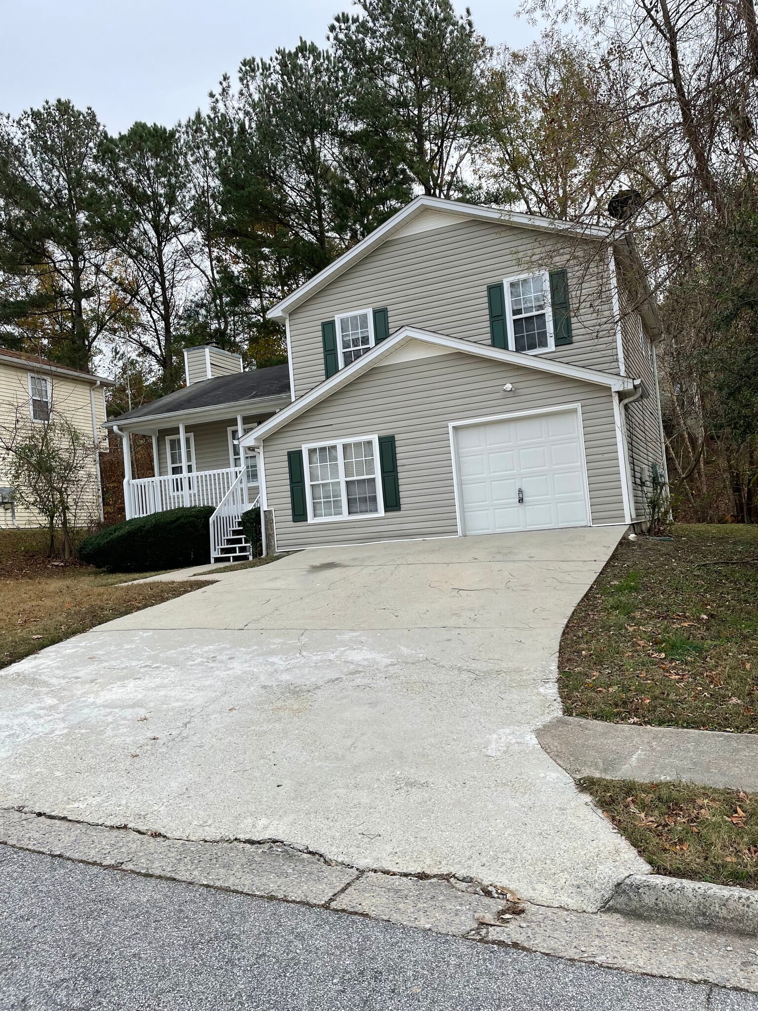 Front view - 1716 Graywood Dr SE