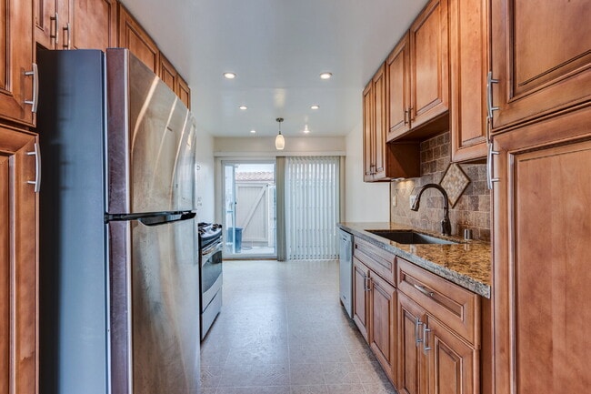 Building Photo - Resort-style amenities in a highly desirab...