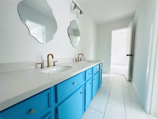 Building Photo - 3202 La Quinta Dr