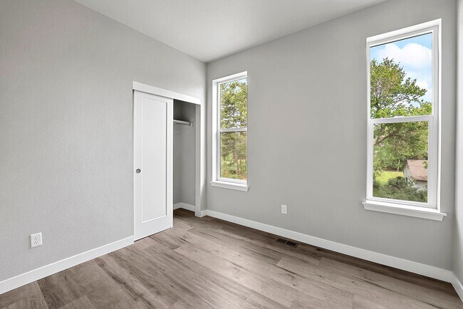 Building Photo - Beautiful End Unit at Overlook Station