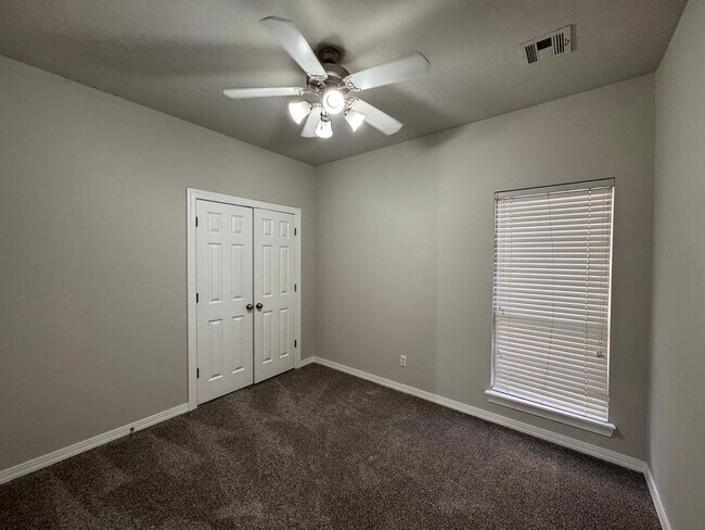 Building Photo - Immaculete 4 bedroom 2 bath in Jenks!