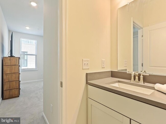 Building Photo - 1001 Greenwich Dr