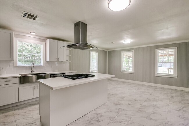 Building Photo - 3901 McKinney Dr