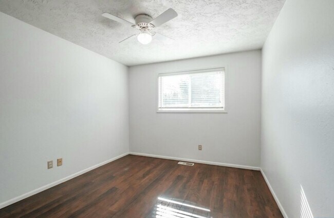 Building Photo - 1420 Cunningham Ln S