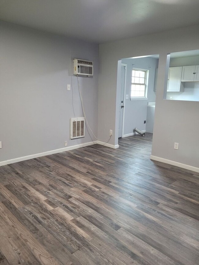 Building Photo - 2 Bedroom 1 Bathroom! Recently Remodeled! ...