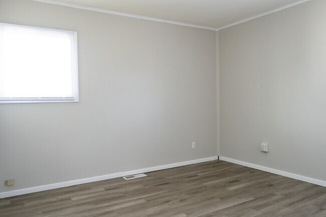 Building Photo - 2373 Vale Dr