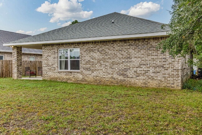 Building Photo - This beautifully maintained 3-bedroom, 2-bathroom residence offers the perfect blend of comfort, ...