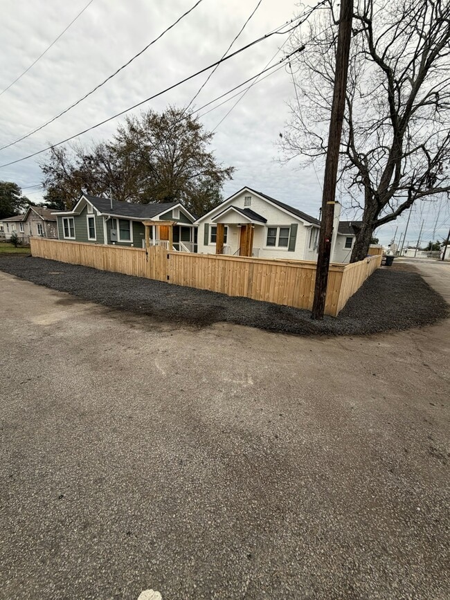 Building Photo - 2846 Appleton Ave