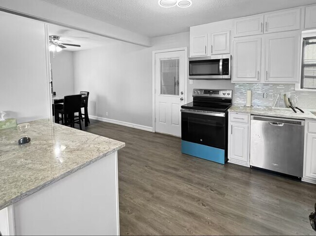 Building Photo - 1715 Crestridge Dr
