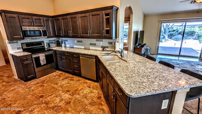 Building Photo - 38135 S Rolling Hills Dr