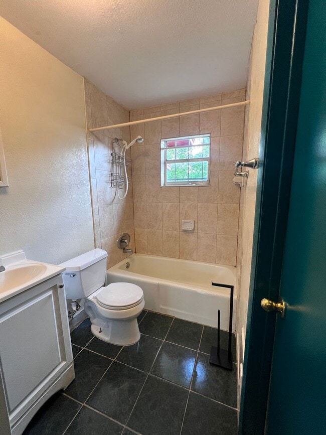 Building Photo - Charming 3 bed 1 bath Single Family Home w...