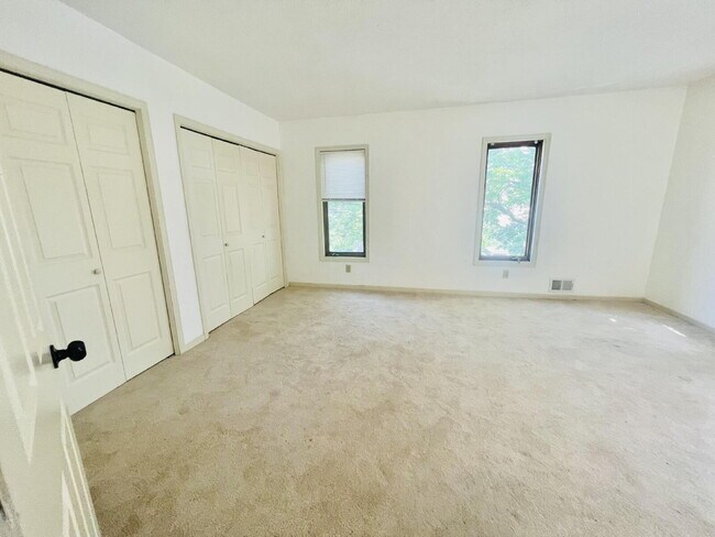 Building Photo - "Spacious 5-Bedroom Retreat with Elegant Hardwood Floors in Vibrant Minneapolis Neighborhood!"