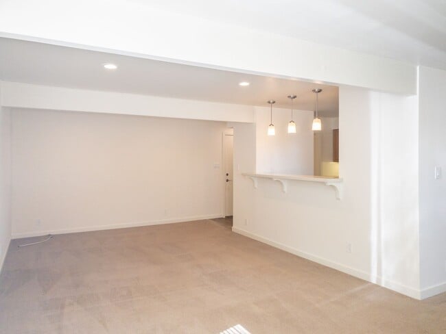 Building Photo - 98 Rodeo Ave