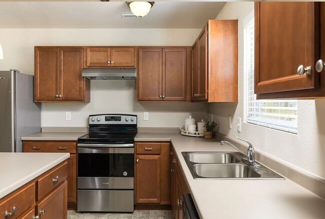 Building Photo - Newer 2000 sq ft 4 bedroom home for Lease