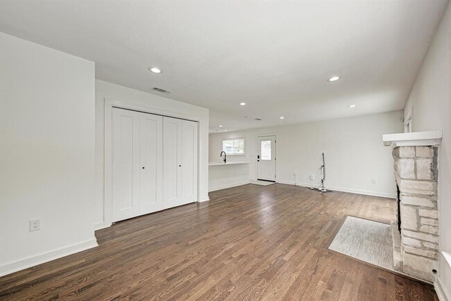 Building Photo - 1703 Hillcrest Ln