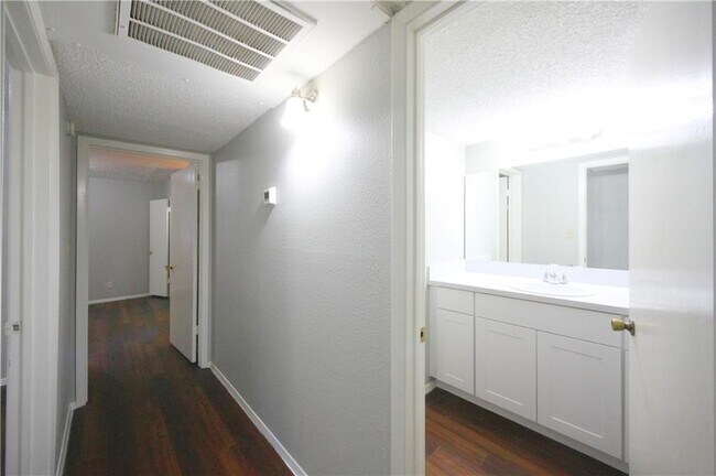 Building Photo - 1013 Fieldwood Dr